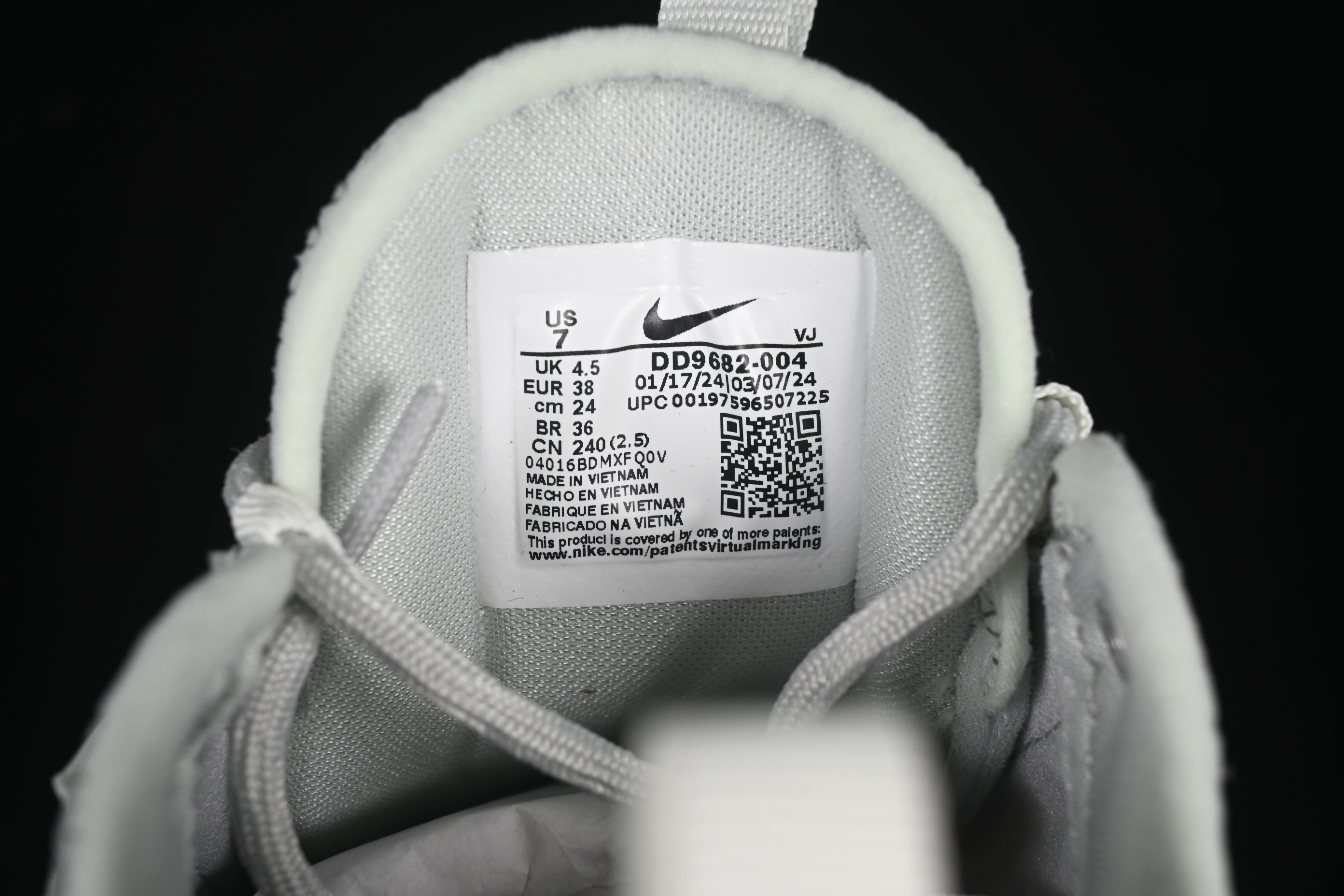 Nike TC 7900 Retro Chunky Sneakers with Reflective Swoosh and Cushioned Sole - DD9682-004