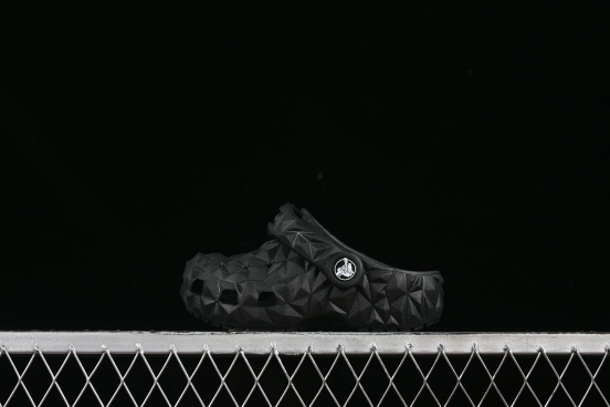 Crocs Classic Clog Kids Lightweight Slip-Resistant Clog with Ventilation Holes - B.D4