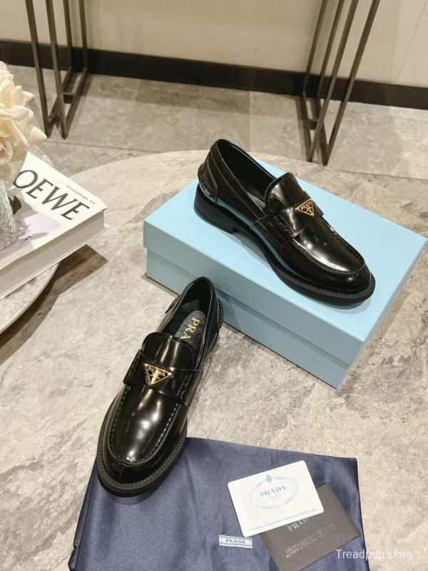 2025 Women Prada Black Leather Loafer KFY00270