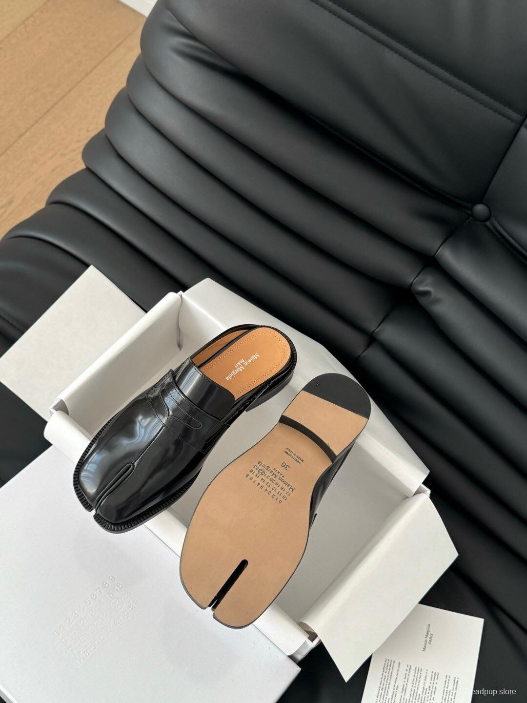 2025 Women MM6 Black Leather Tabi Loafers