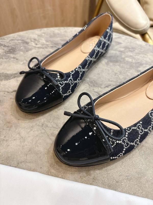 Gucci Women's Ballet Flats with Shiny GG Denim and Leather Bow - LY00330